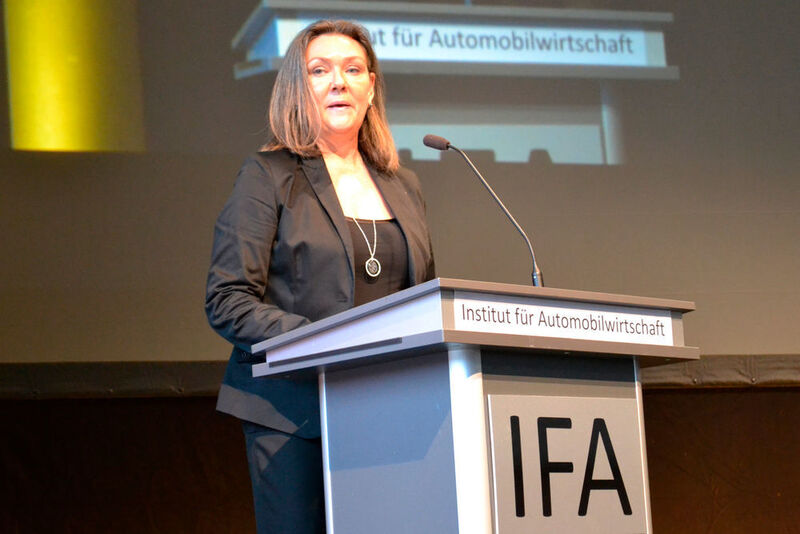 Birgit Leicht, Obermeisterin der Innung Bruchsal, zeichnete im Namen des ZDK die besten Absolventen des Instituts für Automobilwirtschaft aus. (Seyerlein / »kfz-betrieb«)