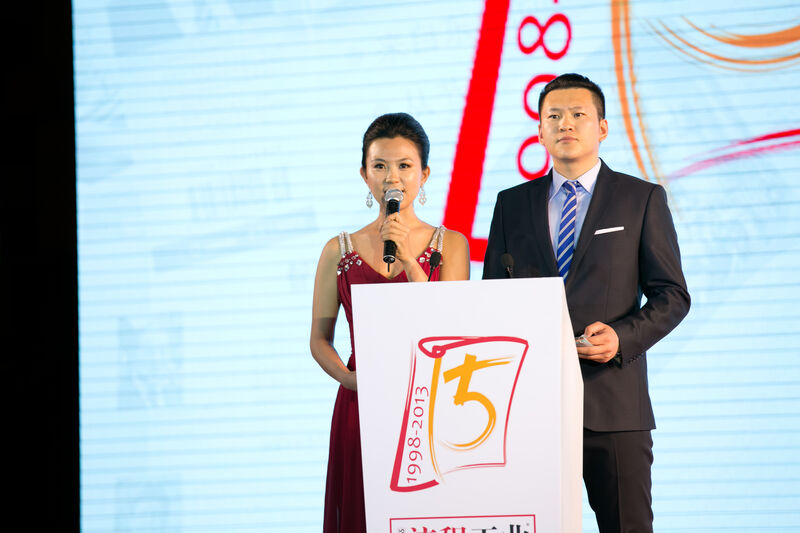 Zwei Mitglieder des Teams der PROCESS China moderierten den Abend. (PROCESS China)