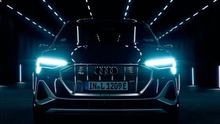 Die beste Leistung zum höchsten Preis lieferte im AMS-Test der neue Audi E-Tron. Er verfügt bereits über digitales Matrix LED und kann über einen Chip eine Million Minispiegel ansteuern und so das LED-Licht individuell an die Straßenverhältnisse anpassen. (Bild: Audi AG)