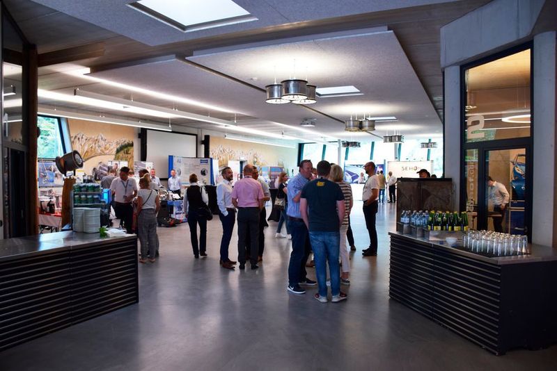Die Fachausstellung fand in einem modernen Werkstattgebäude auf dem Tagungsgelände statt. (Schweitzer / »kfz-betrieb«)