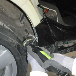 An sensiblen Stellen wie bei diesem Radlauf kommen besonders schmale Bänder zum Einsatz. Die Bänder bestehen aus u-förmig im Polyamidgewebe verankerten Federstahldrahtkrampen.(Foto:  Monti)