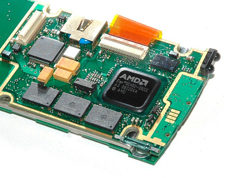 AMD, Intel inside: Während der Ur-Communicator 9000 von einer Intel i386-CPU mit 24 MHz angetrieben wurde, wechselte Nokia beim Nachfolger 9110 zum 486-Prozessor Elan SC450 mit 33 MHz von Intel-Konkurrent AMD. 8 MByte Onboard-Speicher waren aufgeteilt in Programme (4 MB), Betriebssystem (2 MB) und Anwenderdaten (2 MB). (Bild: Oldmobil / CC BY-SA 3.0)