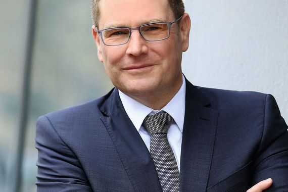 Kay Stöhr, Abteilungsleiter, Managed IT, Managed Print Services & ECM, MR Datentechnik: „Natürlich sind wir als IT-Systemhaus stark vom Wandel der Branche betroffen. Unsere 25-jährige Erfahrung am Markt und unsere verschiedenartigen Vertrags-Konstrukte im Bereich MPS helfen uns, diesem Wandel positiv entgegenzutreten. Die Herausforderung liegt darin, die Bedürfnisse der Kunden tiefgreifend zu verstehen und zu unterstützen.“