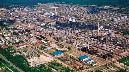 PCK-Raffinerie Schwedt: Auslaufende US-Sanktionsausnahmen setzen den Betrieb unter Druck und erhöhen das Risiko regionaler Engpässe in der Kraftstoffversorgung.(Bild:  PCK)