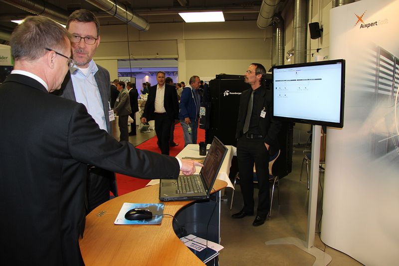 Gute Gespräche auch am Stand von Aixpertsoft. Selbst Ingenieure von den Parallelveranstaltungen kamen, um sich zu informieren.  ()
