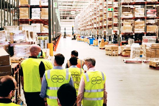 Dürfen es ein paar mehr sein? Doch wie kann man Logistikmitarbeiter für sich gewinnen und vor allem halten? Das sind Fragen, auf die sich Körber von vielen Unternehmen diverser Größe Antworten hat geben lassen. Was dabei herausgekommen ist, verrät der Beitrag. Dürfen es ein paar mehr sein? Doch wie kann man Logistikmitarbeiter für sich gewinnen und vor allem halten? Das sind Fragen, auf die sich Körber von vielen Unternehmen diverser Größe Antworten hat geben lassen. Was dabei herausgekommen ist, verrät der Beitrag.
