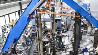 Experimentelle Simulation: Prüfaufbau im großen Versuchsspannfeld des Fraunhofer LBF. (Bild: Fraunhofer LBF/Raapke)