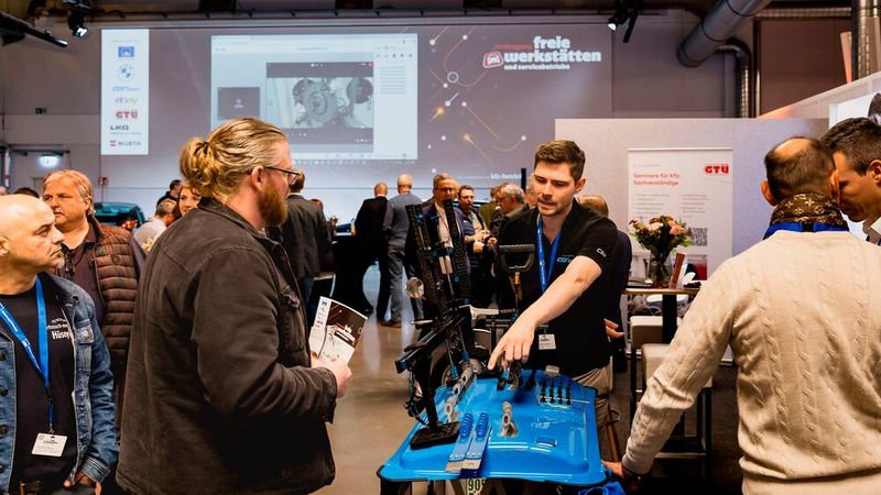 Auch Carbon, Experte für die Karosserieinstandsetzung, präsentierte sich mit seinen Werkzeugen und Schulungsangeboten in Würzburg. Die Karosseriereparatur wird in vielen freien Betrieben immer wichtiger, hat Carbon beobachtet. (Bild: Stefan Bausewein)