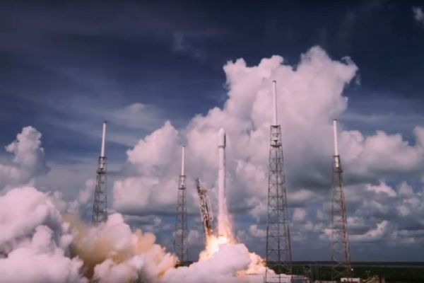 Die Trägerrakete Falcon Heavy soll den roten Tesla zum Mars bringen. (Bild: Elon Musk)