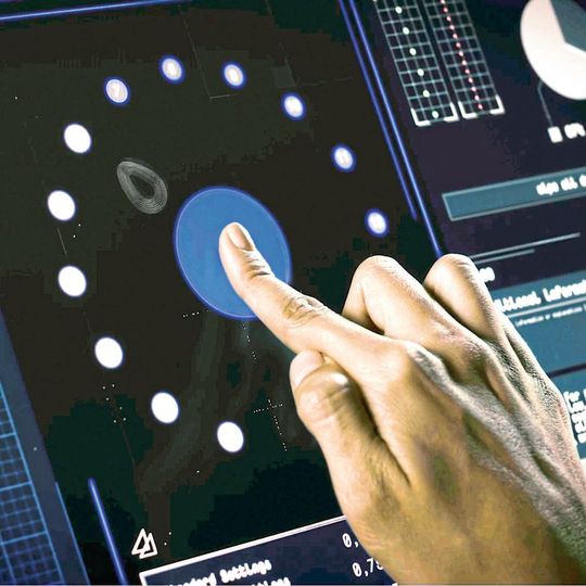 Touch-Eingabe: In Industrie und Medizin darf ein Bediener keine Fehlfunktion auslösen. Dazu werten die integrierten Controller neben der Berührung auch die Betätigungskraft aus. Touch-Eingabe: In Industrie und Medizin darf ein Bediener keine Fehlfunktion auslösen. Dazu werten die integrierten Controller neben der Berührung auch die Betätigungskraft aus.