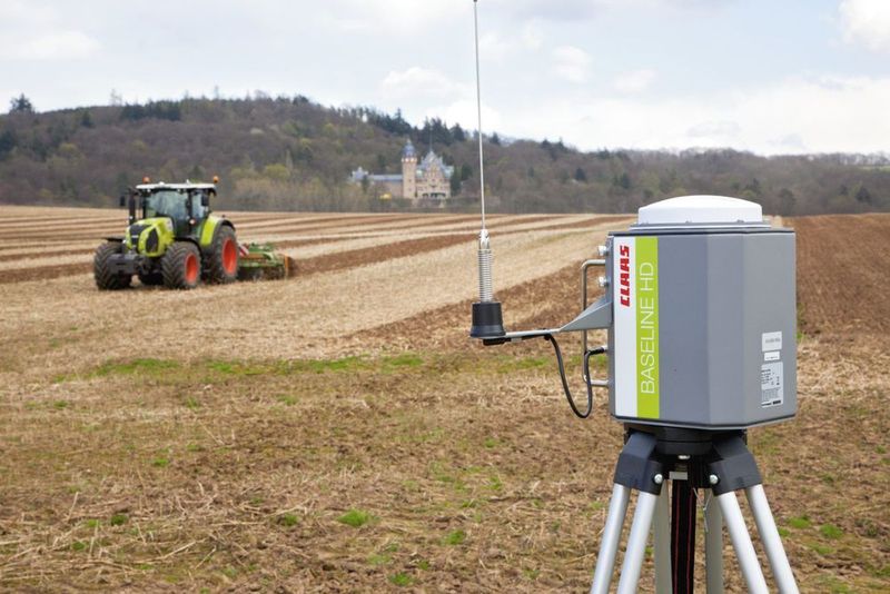 BASELINE-Station und automatische GPS-Lenkung bei der Bodenbearbeitung (GPS PILOT, ARION 600-500)  (Bild: Claas)