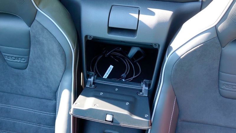 8. Die Ablagen: Ein Handschuhfach fehlt, nur zwischen den Sitzen befindet sich ein abschließbares Fach, an das man aber beim Fahren schlecht herankommt. Handy, Geldbeutel, Sonnenbrille lasten die Türtaschen schon aus. Eine Flasche ablegen? Schwierig. (Bild: Rosenow – »kfz-betrieb«)