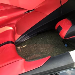 Dafür gewährt im Beifahrer-Fußraum eine Glasplatte den freien Blick auf die Straße.(Bild:  sp-x)
