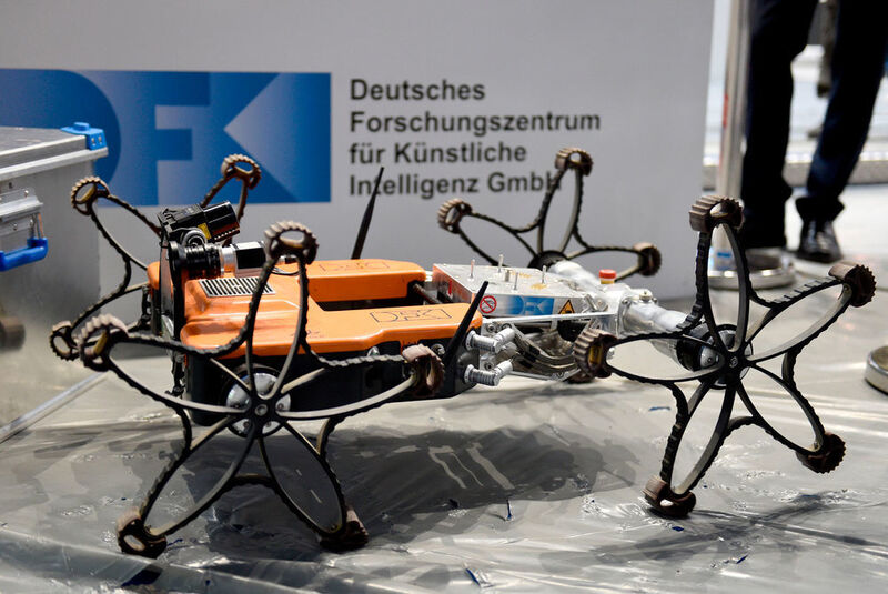 Den Autonomen Schreit- und Fahrrover SherpaTT und Mikro-Rover Coyote III gibt es in Halle 12/B36 zu sehen.  (Deutsche Messe)
