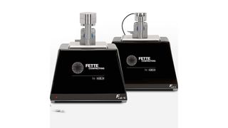 Die Analysegeräte F Lab 10 und F Lab 5 von Fette Compacting: Kompakt gebaut verdichten und untersuchen sie Pulverformulierungen (Bild: © womue - stock.adobe.com; Fette Compacting)