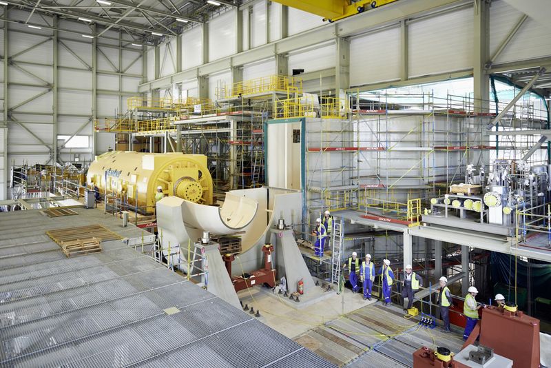 Im Kraftwerk Lausward: Blick auf den Siemens-Generator. Im Vordergrund warten die Fachleute auf die Gasturbine. (Siemens)