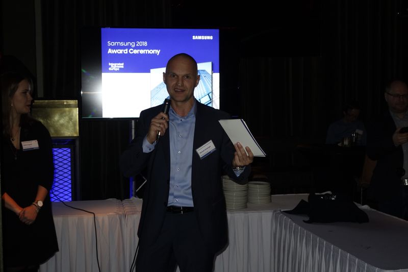 Michael Vorberger verkündet die Gewinner der Samsung Award Ceremony 2018 an. (Bild: IT-BUSINESS)