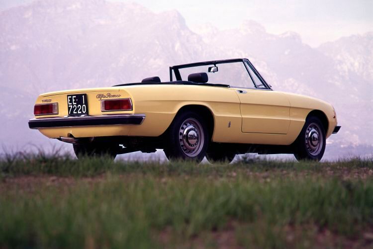 Bereits 1969 erschien die zweite Serie des Spider. Sie hieß „coda tronca“ und wurder unter der Bezeichnung Fastback bekannt. Das ehemailge Rundheck wurde um zirka zehn Zentimeter verkürzt und gerade „abgeschnitten“. Auch stand die Windschutzscheibe nun flacher. (Bild: FCA)