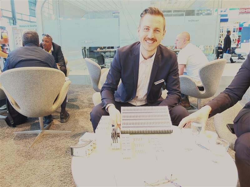 Tobias Büttner, Head of Product Management bei Wöhner, zeigt das neu entwickelte CrossLink Berührungsschutzmodul für das 60 Classic.  (Bild: Ute Drescher/VCG)