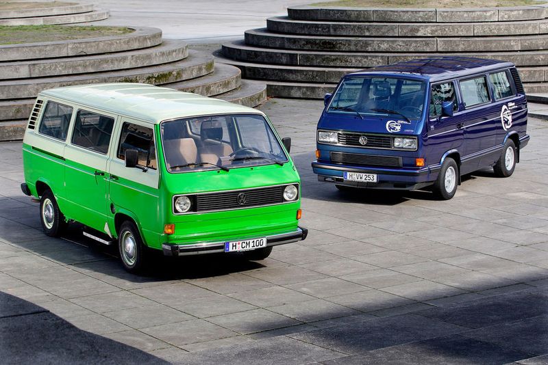 Vom Gebrauchtwagen zum Liebhaberstück avanciert ist mittlerweile auch die dritte Generation Bulli von VW – hier Anfang und Ende der T3-Baureihe. (Foto: VW)