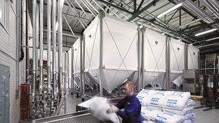 Gewebesilos nutzen den Raum aufgrund ihrer Bauform aus und lassen sich einfach an die Räumlichkeiten anpassen. (Bild: A.B.S. Siloanlagen)