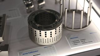 Der Array Collimator demonstriert die hochpräzise Mikrofertigung für komplexe optische Systeme in der Luftfahrtindustrie. (Bild: DN Solutions)