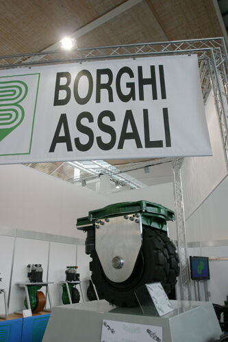 Achsen und Elektroräder stellte Borghi Assali mit Sitz nahe Modena auf der Cemat 2011 vor.  (Archiv: Vogel Business Media)