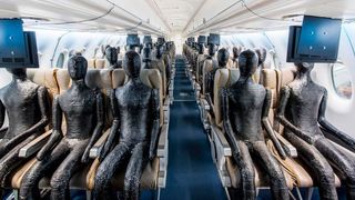 Forschungsflugzeug Do 728: Mit Dummies untersuchen Wissenschaftler die Ausbreitung von Tröpfchen in Zugabteilen und Flugzeugkabinen. (DLR)