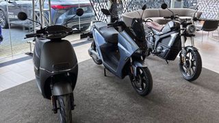 Immer mehr Autohäuser verkaufen auch E-Bikes und E-Roller. Sie werden wie bei Autoweller in Osnabrück inzwischen deutlich prominenter präsentiert als früher. (Bild: Wellergruppe)