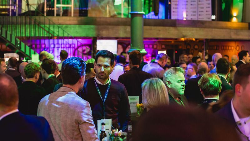 Die Abendveranstaltung vor dem Deutschen Remarketing Kongress ist jedes Jahr ein willkommener Networking-Treffpunkt. (Bild: stefan bausewein)