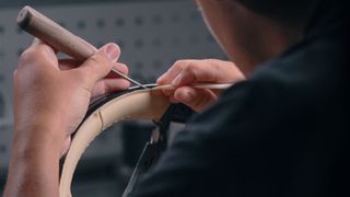 Ob Beledern, Schneiden, Besticken oder Nähen – in der Mercedes-Benz-Manufaktur gehört Handwerk zum Alltag. (Bild: Mercedes-Benz AG)