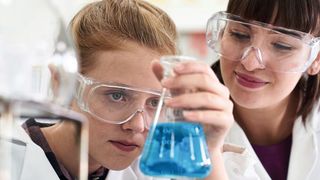 Der Studiengang Chemie hat 2017 wieder viele Studienanfänger an die Universitäten gebracht (Symbolbild). (©highwaystarz - stock.adobe.com)