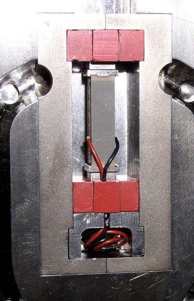 Bild 3a: Zum Umspritzen wurde die komplette Baugruppe eines Prototyps in der Spritzgießform montiert. (Archiv: Vogel Business Media)