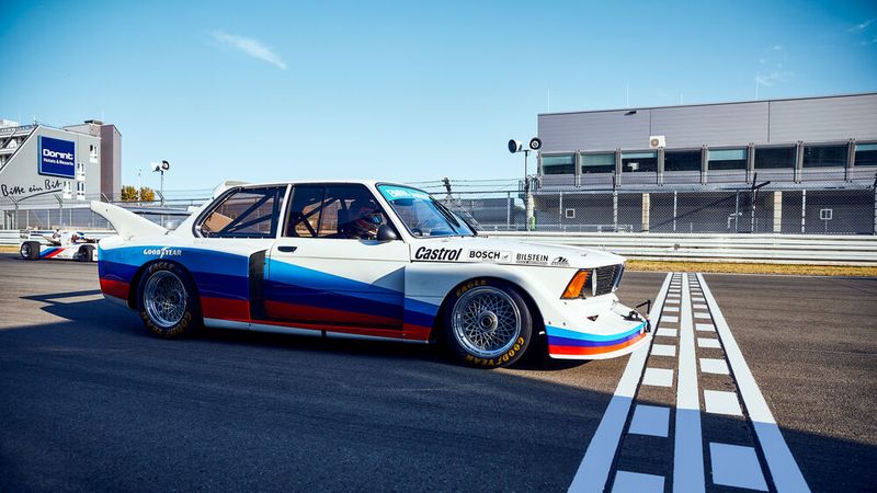Auf der Basis des BMW 320 entwickelte die BMW Motorsport GmbH einen „Spezial-Produktionswagen“ der Gruppe 5, den unter anderem das 1977 von Jochen Neerpasch gegründete BMW-Junior-Team mit den Fahrern Marc Surer, Manfred Winkelhock und Eddie Cheever einsetzte. Das Reglement sah vor, dass keine Mindeststückzahl vorgesehen war, die aber von Wagen der Gruppen 1 und 4 (Mindeststückzahl 400 in 24 aufeinanderfolgenden Monaten) abgeleitet sein mussten. Hubraum, Zylinderkopf und Schmierung des Motors waren freigestellt, nur der Motorblock eines homologierten Modells musste beibehalten werden. Radaufhängungen des homologierten Modells durften beliebig verändert werden. Bremsen, Lenkung, Material der Karosserie und aerodynamische Hilfsmittel waren freigestellt. Letztere durften allerdings den Umriss des Fahrzeugs von vorn gesehen nicht überragen.  (Bild: BMW AG)