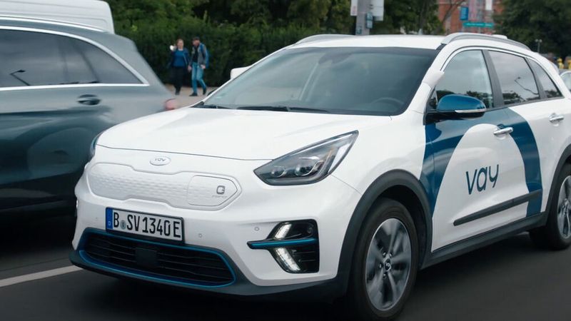 Bei Vay bewegt sich das Auto ohne Fahrer durch den Verkehr. (Bild: Autoren-Union Mobilität/YouTube/Vay)