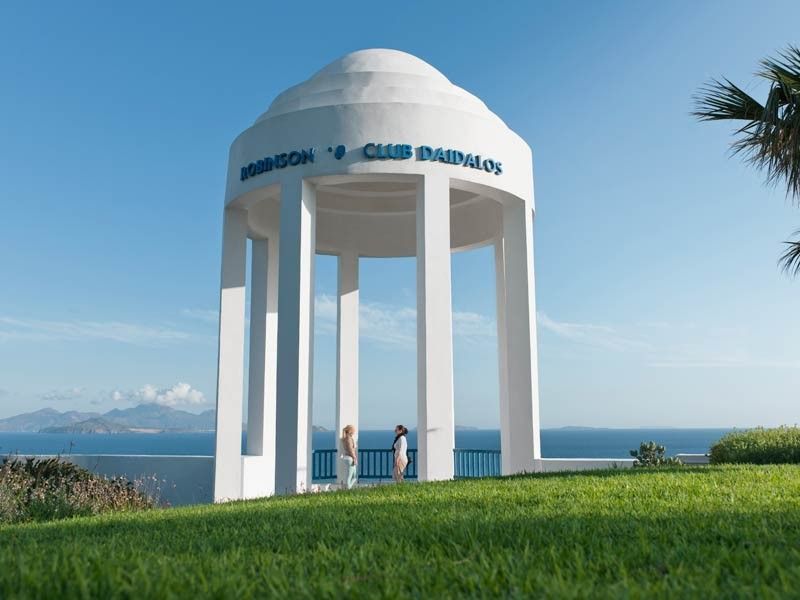 Vom Aussichtspunkt der gepflegten Club-Anlage aus hat man einen traumhaften Blick auf das Meer. (Bild: HSM)
