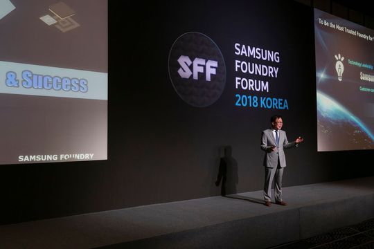 Jeong Eun-seung, Präsident von Samsungs Foundry-Geschäftsbereich: Auf dem hauseigenen Foundry Forum stellte Chiphersteller Samsung erstmals seine Roadmap sowie Pläne für eine serienreife 3-Nanometer-Chipfertigungstechnologie vor. Sogenannte MBCFET-Transistoren sollen dies ermöglichen. Jeong Eun-seung, Präsident von Samsungs Foundry-Geschäftsbereich: Auf dem hauseigenen Foundry Forum stellte Chiphersteller Samsung erstmals seine Roadmap sowie Pläne für eine serienreife 3-Nanometer-Chipfertigungstechnologie vor. Sogenannte MBCFET-Transistoren sollen dies ermöglichen.