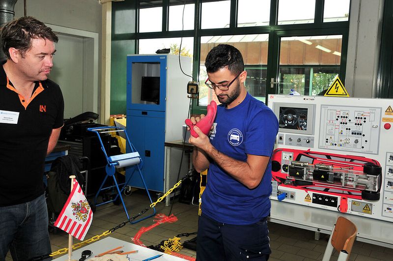 Bevar Dagli aus Bremen überprüft die Hochvolt-Handschuhe, bevor er sich an die Aufgabe im Hochvoltsystem macht. Bei dieser Aufgabe mussten die Teilnehmer Englisch reden. (Schmidt/»kfz-betrieb«)