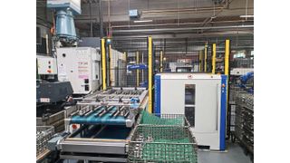 Größere und schwere Teile werden auf Paletten in verstellbaren Aufnahmen über das Europlex Palettiersystem zugeführt. (Bild: EGS Automation)