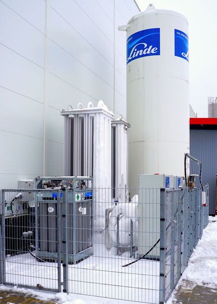 Die zentrale Gasversorgungsanlage besteht aus einem Flüssig-Stickstofftank, zwei angeschlossenen Verdampfungseinheiten in Kombination mit je einem Kompressor und einem Gasflaschenpuffer zur Stabilisierung des Systemdrucks.   (Reinhard Bauer (Technokomm))