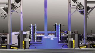 Der DataMan 503, den Cognex mit blauer Beleuchtung versehen hat, lässt sich bestens zum Pakete sortieren einsetzen. Dabei reichen die Scan-Anwendungen vom 1-Seiten-Scan (Barcode immer auf der gleichen Seite eines Pakets), bis hin zu komplexen Scan-Tunneln, wo Barcodes auf jeder beliebigen Seite des Pakets bzw. auf mehreren Seiten eines Pakets angebracht sein können. (Bild: Cognex)