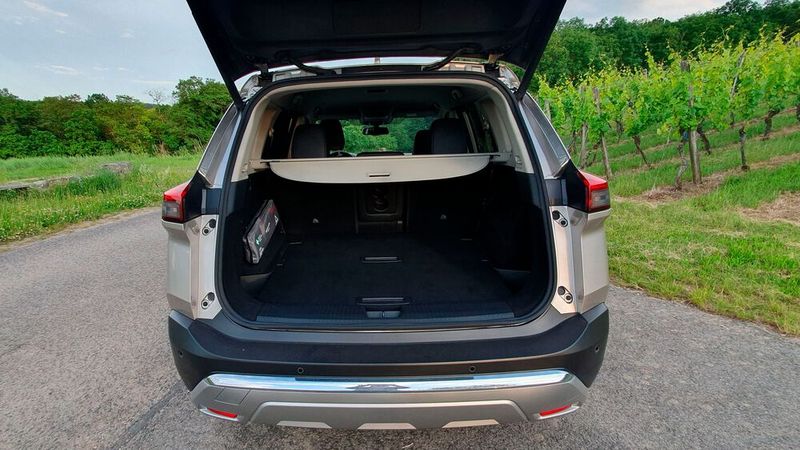 9. Der Kofferraum: Der Kofferraum des X-Trail ist mit einem Volumen von mindestens 575 Litern ordentlich dimensioniert. Bei umgeklappten Sitzen steigt das Volumen auf 1.396 Liter. Praktisch ist, dass die Ladefläche eben ist. Allerdings ist die Ladekante recht hoch. (Bild: Mauritz – VCG)