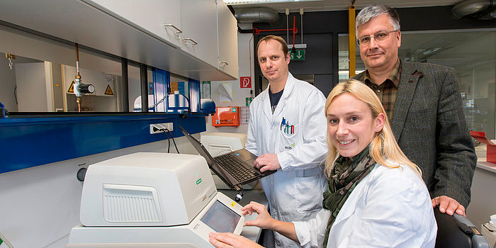 Christoph Sensen and his team are searching for so-called biomarkers, by which chronical or infectious diseases can be diagnosed in early stages. (Lunghammer - TU Graz)