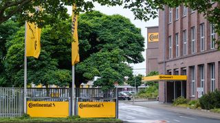 Die Unternehmenszentrale der Continental AG in der Vahrenwalder Straße. Nach der letzten Aktion im Herbst haben Ermittler abermals Geschäftsräume des Autozulieferers Continental im Zusammenhang mit dem VW-Abgasskandal durchsucht.  (Ole Spata/dpa)