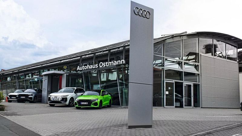 Unter neuer Führung: Im Autohaus Ostmann in Wolfhagen (VW, Audi, Seat/Cupra, Skoda, MG, Maxus) zieht sich Reinhard Ostmann aus der Geschäftsführung zurück. Mike Altmann und Vitali Klein übernehmen das operative Geschäft.(Bild:  Autohaus Ostmann)