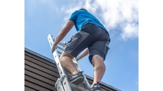 Das Steigtechniksystem Skymaster Plus X von Zarges garantiert sowohl innen als auch außen, wie hier, die Einhaltung der Richtlinie TRBS 2121-2. Es handelt sich um eine leichtgewichtige, dreiteilige Mehrfachleiter. Über sie – und andere Neulinge – handelt dieser Beitrag. (Bild: Zarges)