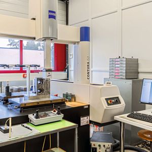 Le contrôle dimensionnelle des pièces est effectué avec une machine de mesure tridimensionnelle à portique Zeiss Contura G2.  (Source :  Rostan Suisse SA)