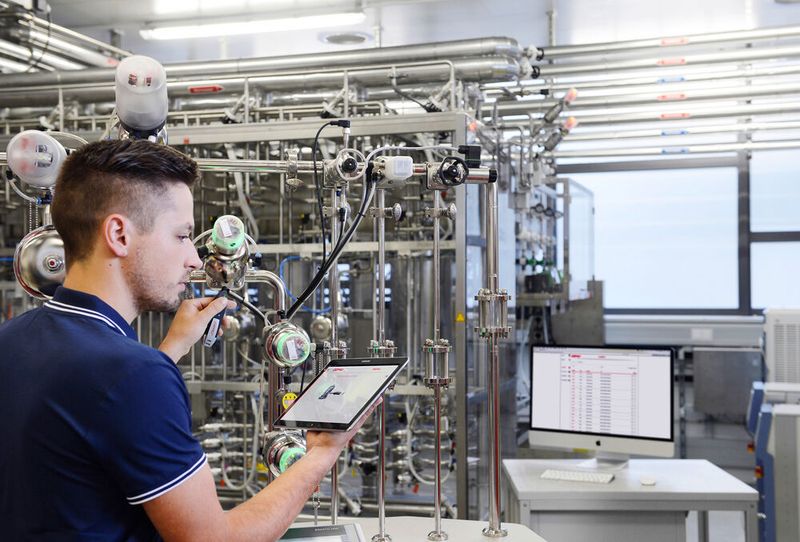 Mit der Conexo-App soll die Wartung wesentlich einfacher werden. Die App dient der Identifikation von Komponenten und eindeutigen Zuordnung von Zeugnissen und Zertifikaten zu den jeweiligen Komponenten sowie der Bereitstellung wichtiger Dokumentation, die direkt in der Anlage abgerufen werden kann.  (Bild: Inevvo/Fotostudio M42)