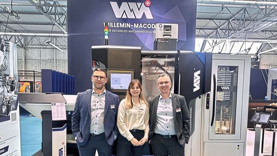 L'équipe des ventes France sur le stand de Willemin-Macodel à la Simodec 2026. De gauche à droite : David Botté, Angèle Humbert et Christophe Rey-Canard(Source :  MSM)