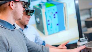 Mitarbeiter und Kunden erhalten Daten benutzerspezifisch aufbereitet etwa per Augmented Reality. Fehlleistungen durch falsche Interpretation beziehungsweise Folgefehler lassen sich auf diese Weise auf ein Minimum reduzieren. (Phoenix Contact)